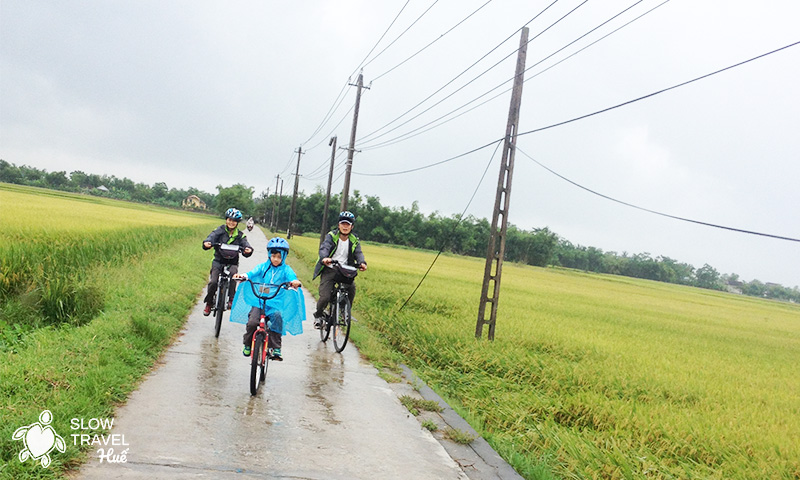 Gia đình cùng trẻ em đạp xe ở miền quê xứ Huế 