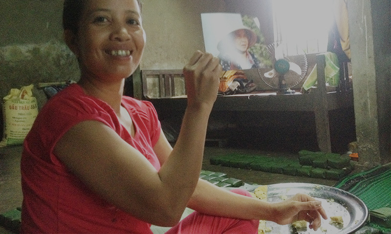 Chị Trang mỉm cười hạnh phúc, cầm ảnh của Mẹ trên tay.
