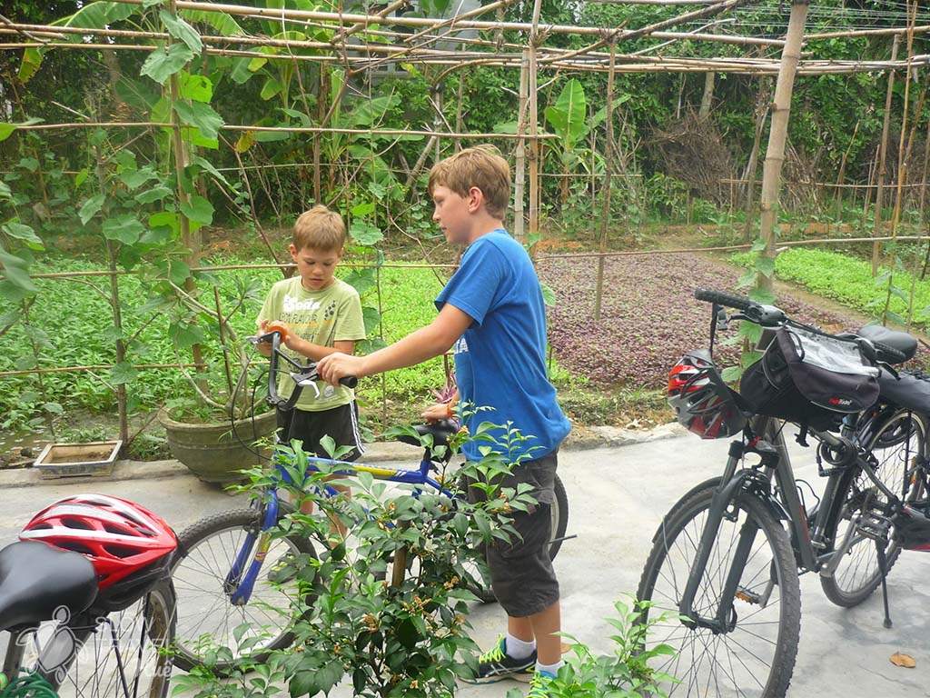 kids and bicycle in Thanh Toan