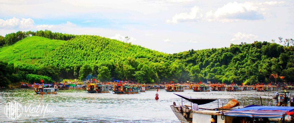 Đám rước bằng thuyền trên Sông Hương đến Điện Huệ Nam, ở Huế, thành phố lễ hội của Việt Nam 